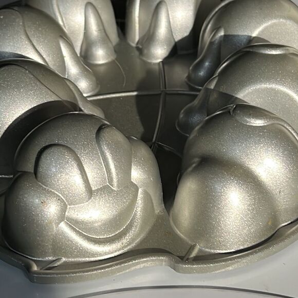 Nordic Ware Caterpillar Cakelet Pan 5 cup / 1.2 liter - Picture 5 of 8